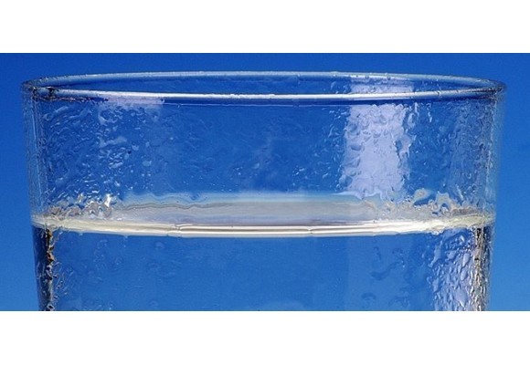 Como quitar el mal sabor del agua